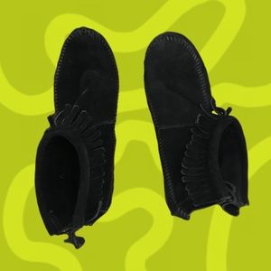 Minnetonka black leather ankle boots size 7